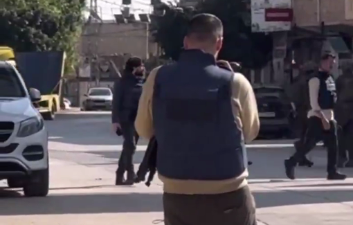 Thumbnail preview image for the video titled: Israeli soldiers preventing press to vover "Operation five stones" and arresting journalists