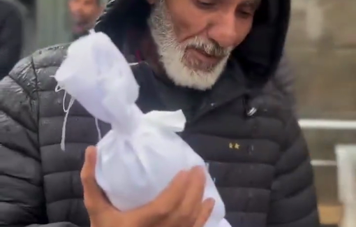 Thumbnail preview image for the video titled: This little infant died due to the severe cold in the tents in Gaza