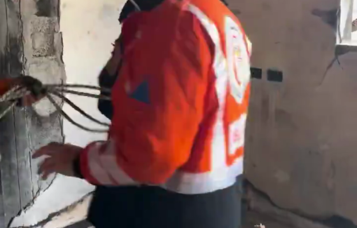 Thumbnail preview image for the video titled: Ciivil defense crews in Gaza try to reduce the risk of collapsing walls