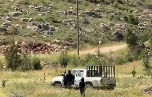 Thumbnail preview image for the video titled: Settlers from the Givat Tel Talpiot outpost block the roads in Qusra