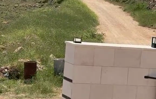 Thumbnail preview image for the video titled: Settlers from the Givat Tel Talpiot outpost block the roads in Qusra