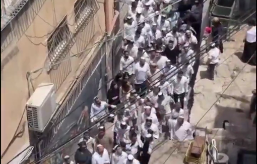 Thumbnail preview image for the video titled: Dozens of Israeli settlers stormed the Batn al-Hawa neighborhood in the town of Silwan in Jerusalem and toured the settlement outposts inside the area