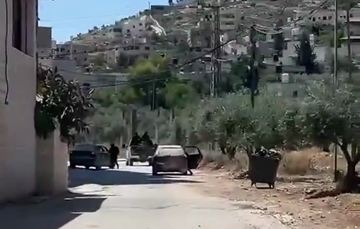 Thumbnail preview image for the video titled: Settler gangs attack Palestinian homes in the town of Huwara, south of Nablus