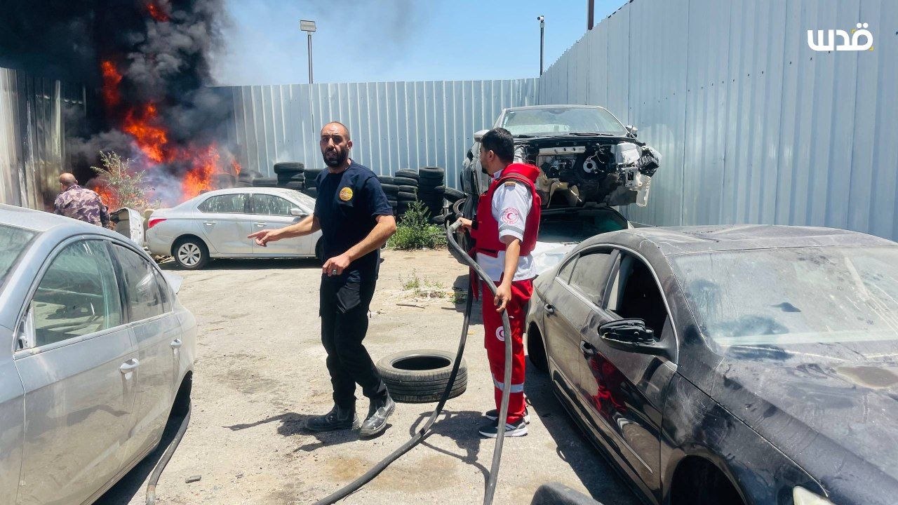 Thumbnail preview image for the video titled: Israeli settlers attack and set fire to vehicles inside agricultural lands in the town of Huwara