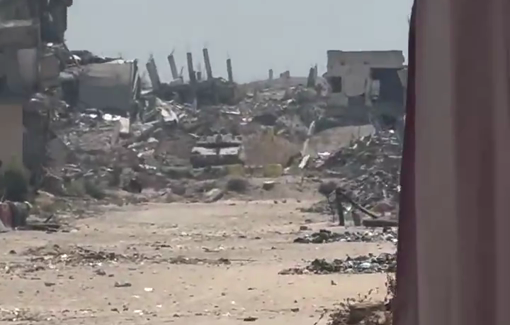 Thumbnail preview image for the video titled: Incursion of Israeli tank dangerously close to displaced people in Bani Suheila roundabout, Khan Younis