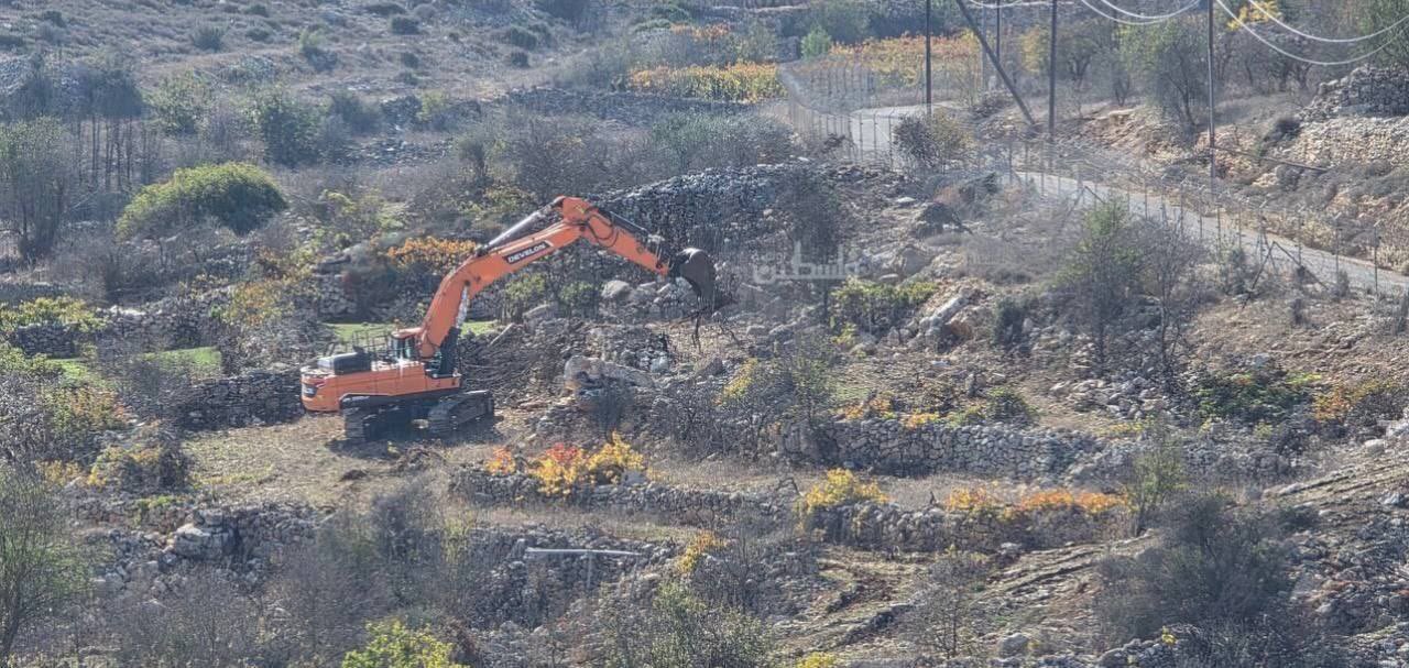 Thumbnail preview image for the video titled: Israeli authorities bulldozing Palestinian land near Beit Ummar to expand Karmi Tzur settlement