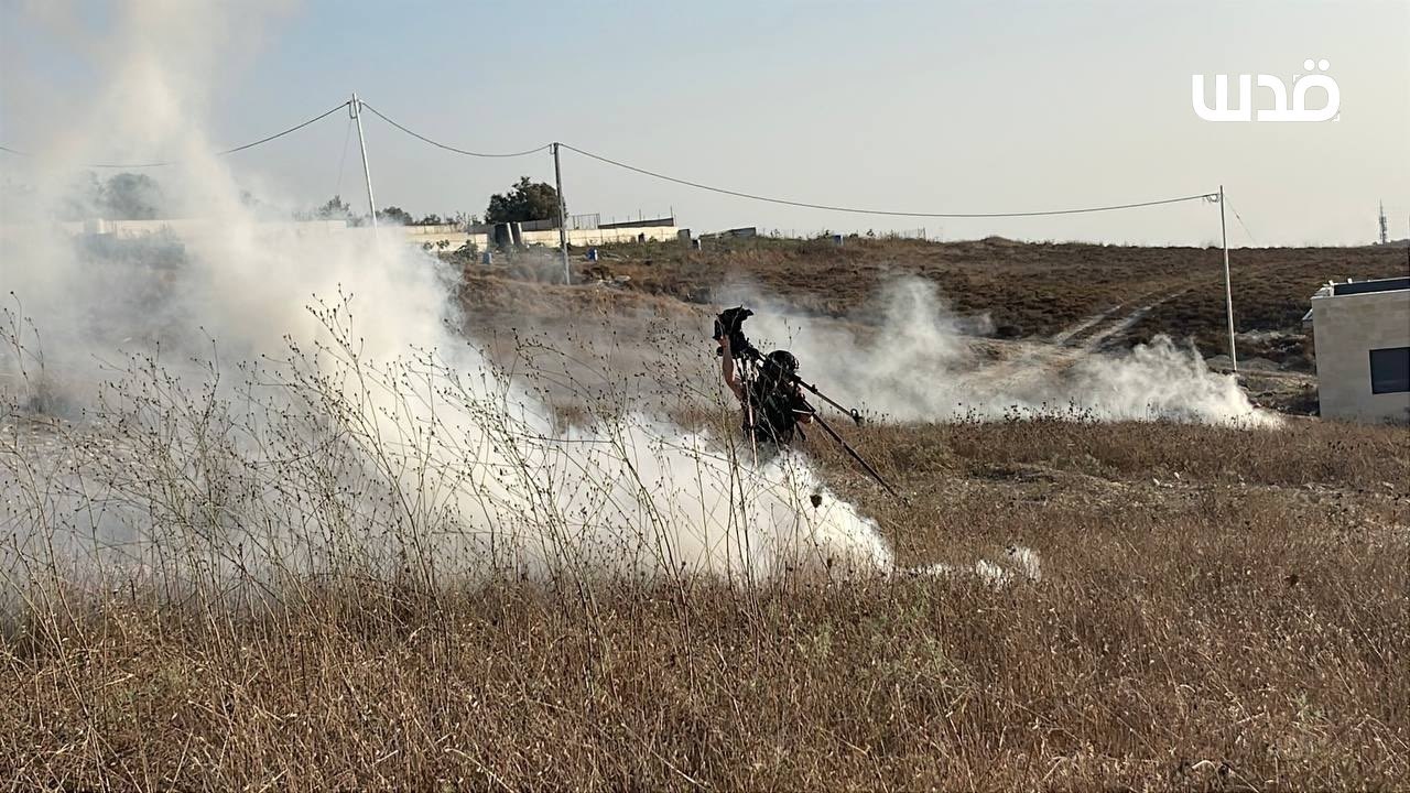 Thumbnail preview image for the video titled: Israeli forces target Palestinian journalists with tear gas bombs during their rampage on the village of Tell
