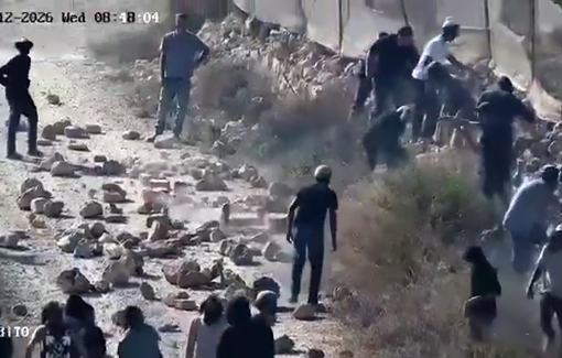 Thumbnail preview image for the video titled: Settlers blocked the road with blocks during the military attempt to evacuate their outpost in front of the Palestinian house in Qusra