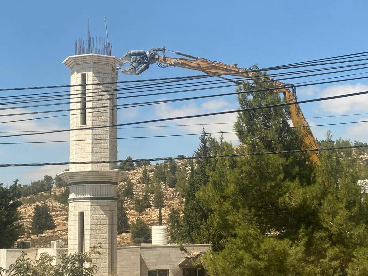Thumbnail preview image for the video titled: Israel demolishes Al-Farouq mosque in Dura
