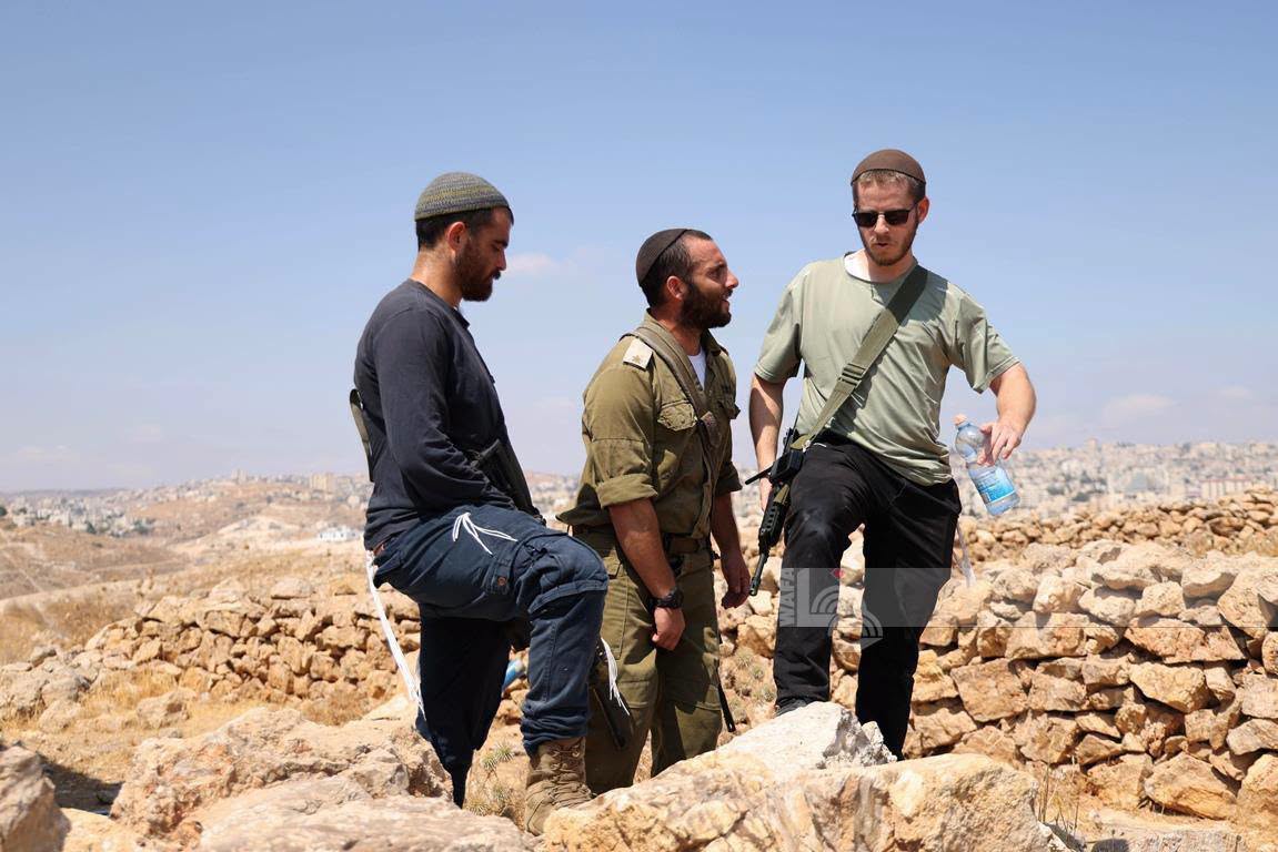 Thumbnail preview image for the video titled: Israeli settlers, alongside an Israeli soldier, prevent activists from reclaiming the Palestinian house