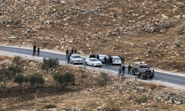 Thumbnail preview image for the video titled: Moment Israeli settlers attack Palestinian vehicles at the western entrance to Al-Mughayyir