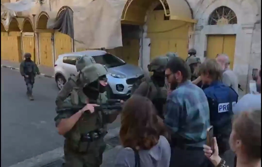 Thumbnail preview image for the video titled: Weekly Settler Tour in Hebron: Every Saturday, Palestinian shops are forced to close by soldiers and the main market is evacuated