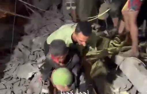 Thumbnail preview image for the video titled: Rescue of wounded child from the rubble after Israel bombed an apartment at night