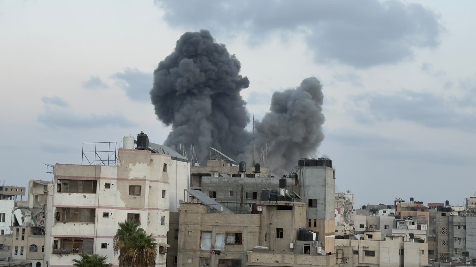 Thumbnail preview image for the video titled: Smoke plume following Israeli bombing of houses in the Shujaiya neighborhood