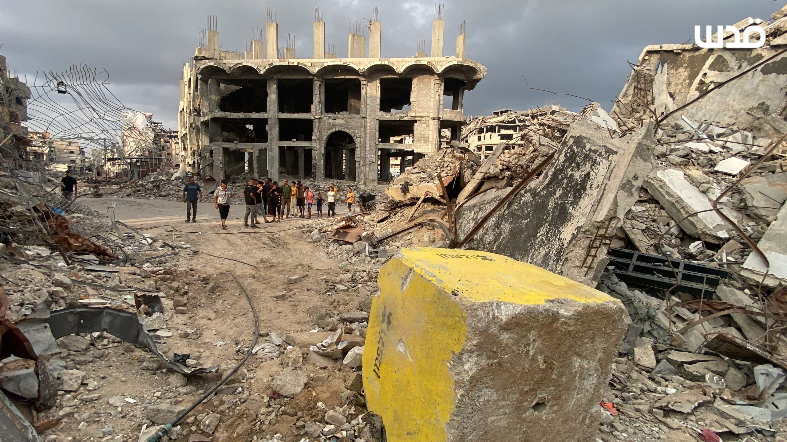 Thumbnail preview image for the video titled: Israeli yellow blocks pushed further into displacement camp in east Gaza City