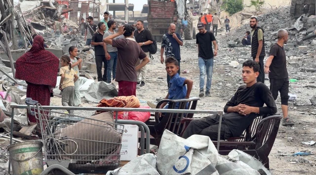 Thumbnail preview image for the video titled: Displaced Palestinians take their belongings to seek shelter elsewhere after Israel pushed further behind the yellow line