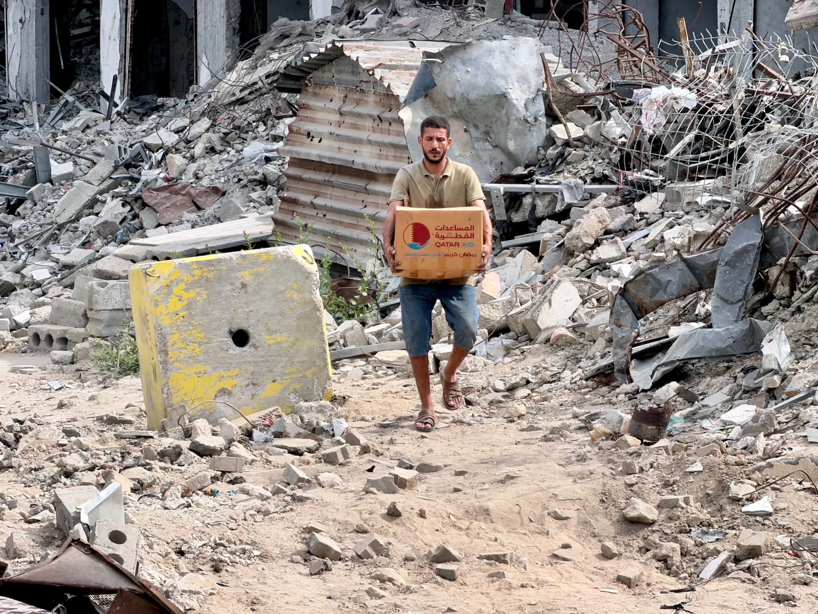 Thumbnail preview image for the video titled: Displaced Palestinians take their belongings to seek shelter elsewhere after Israel pushed further behind the yellow line
