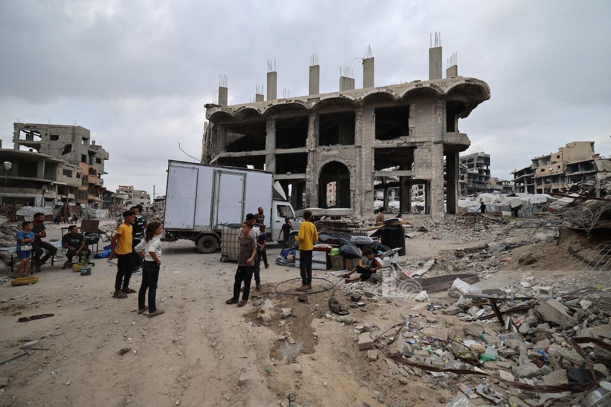 Thumbnail preview image for the video titled: Displaced Palestinians take their belongings to seek shelter elsewhere after Israel pushed further behind the yellow line