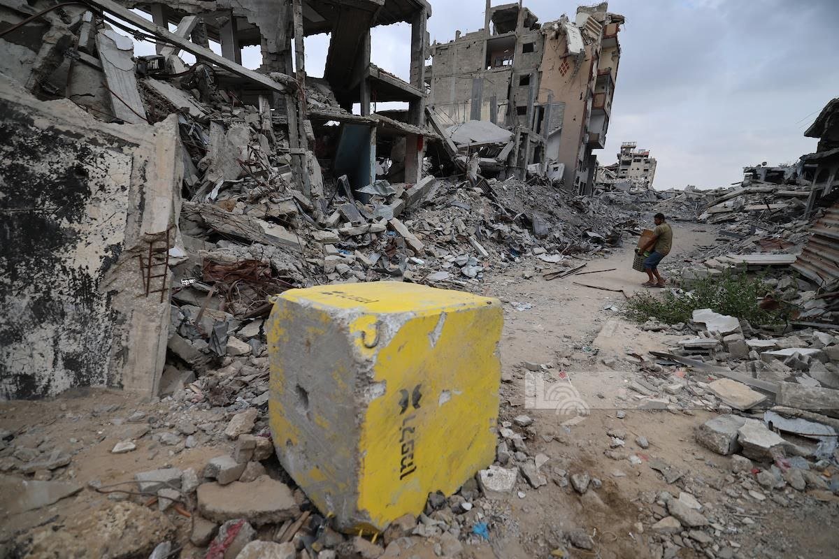 Thumbnail preview image for the video titled: Israeli yellow blocks pushed further into displacement camp in east Gaza City