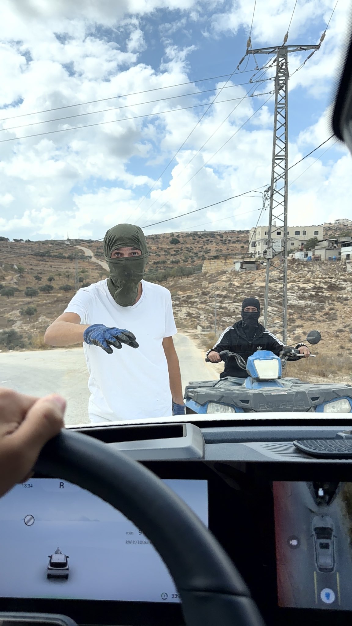 Thumbnail preview image for the video titled: Settlers surrounded protective presence vehicle in Taybeh