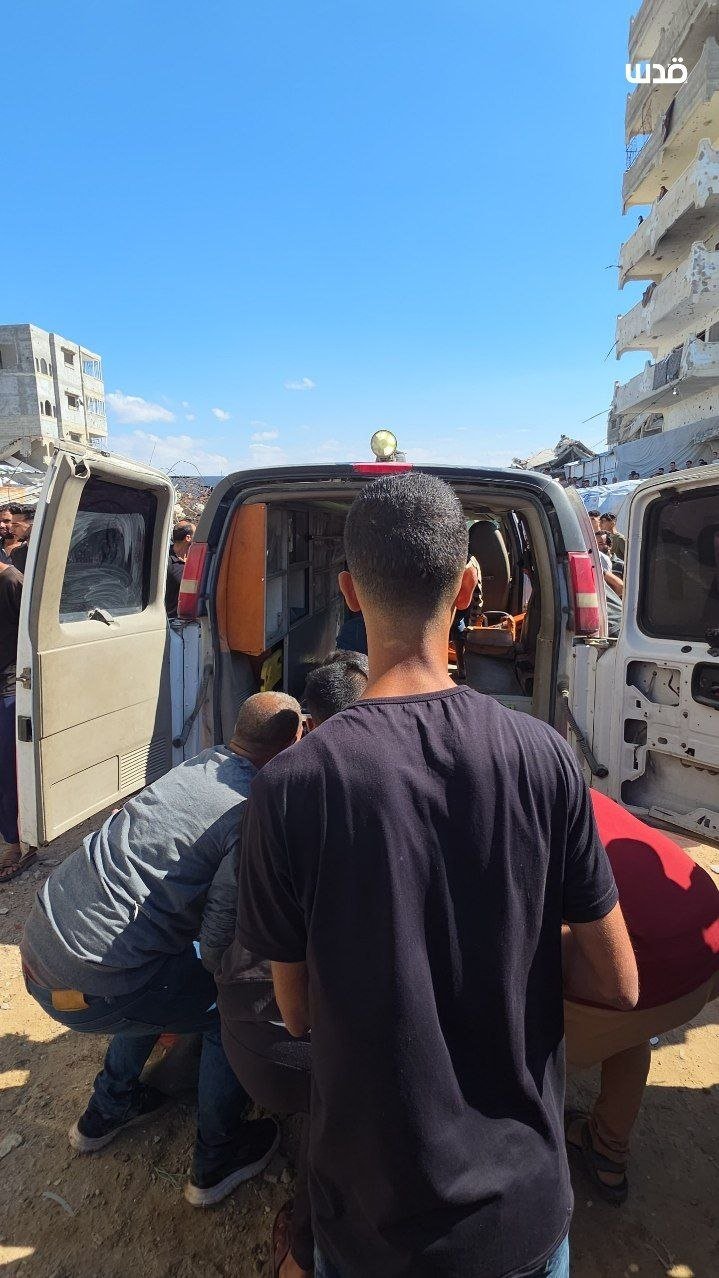 Thumbnail preview image for the video titled: Civilians carry casualties to ambulance following deadli Israeli strike in Sheikh Radwan