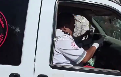Thumbnail preview image for the video titled: Civilians carry casualties to ambulance following deadli Israeli strike in Sheikh Radwan