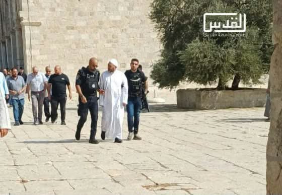 Thumbnail preview image for the video titled: Israeli police detains Al-Aqsa Mosque Imam after delivering his Friday sermon
