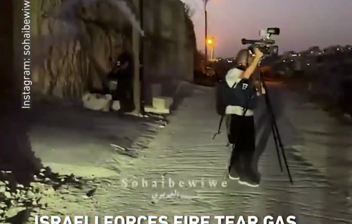 Thumbnail preview image for the video titled: Israeli forces directed green laser beams at journalists before firing tear gas canisters towards them in Hebron